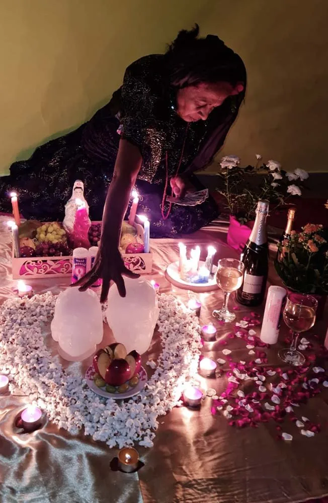 Celia da Energia Divina em um trabalho espiritual